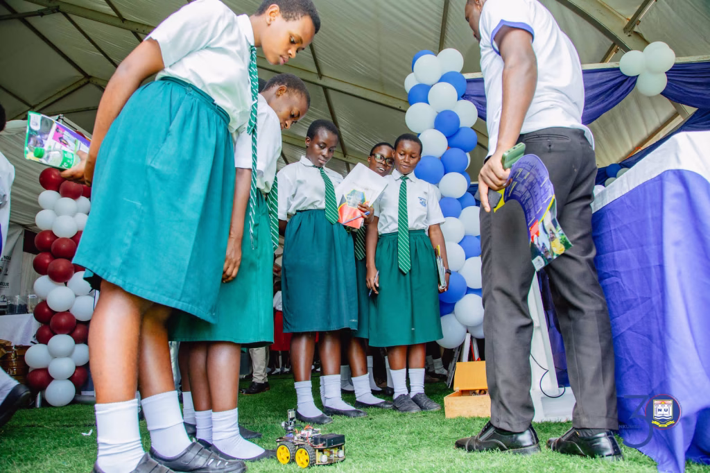 Tumukunde Ivan demonstrating to high school students how an automatic robot works // Japheth Godwin Walakira.